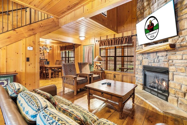 TV, fireplace - Poolside Cabin Getaway in Branson (Branson)
