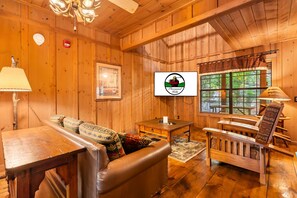 TV, fireplace - Branson Cabin Near Attractions, Dining & Shows (Branson)