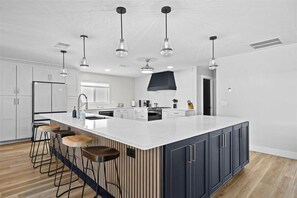 Fridge, microwave, oven, stovetop - Spacious 4-bedroom house with WiFi, AC in enjoyable Port St. Lucie (Port St. Lucie)