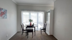 Familie huis, uitzicht op tuin | Dineren op de kamer