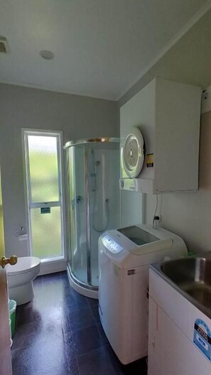 Family House, Garden View | Laundry - Seaview Garden House Close to Beach (Auckland)