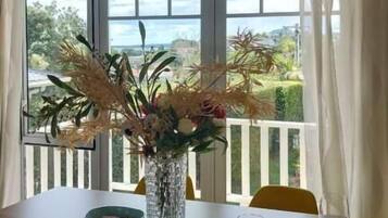 Family House, Garden View | In-room dining