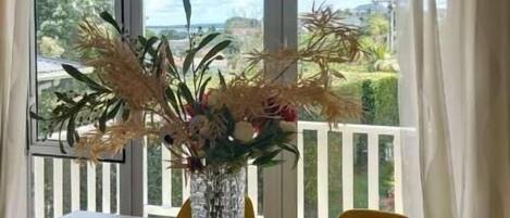 Family House, Garden View | In-room dining