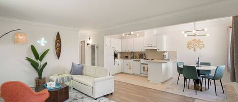 Departamento familiar, 2 habitaciones, balcón, vista al océano | Área de sala de estar | Televisión de pantalla plana