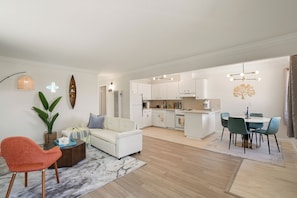 Familienapartment, 2 Schlafzimmer, Balkon, Meerblick | Wohnbereich | Flachbildfernseher