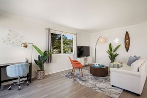 Familienapartment, 2 Schlafzimmer, Balkon, Meerblick | Wohnbereich | Flachbildfernseher