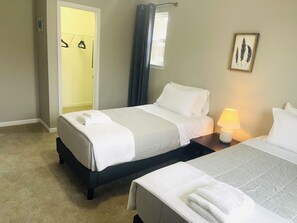 4 Schlafzimmer, Bügeleisen/Bügelbrett, Bettwäsche