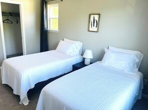 4 bedrooms, iron/ironing board, bed sheets - Tranquil 4-bedroom house in Charlotte (Charlotte)