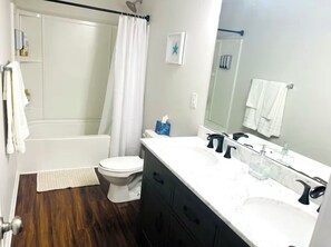 Hair dryer, towels, soap, shampoo - Tranquil 4-bedroom house in Charlotte (Charlotte)