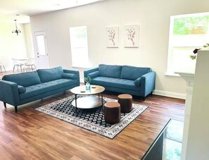 Living area - Tranquil 4-bedroom house in Charlotte (Charlotte)