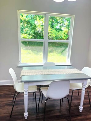 Dining - Tranquil 4-bedroom house in Charlotte (Charlotte)