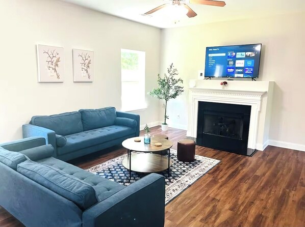 Living area - Tranquil 4-bedroom house in Charlotte (Charlotte)