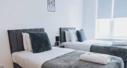 Stylish 3BR Home near Hampden No 29 with Free Parking