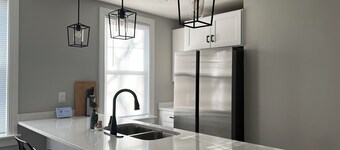 Charming 2-bedroom apartment with WiFi, AC in Providence