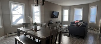 Charming 2-bedroom apartment with WiFi, AC in Providence