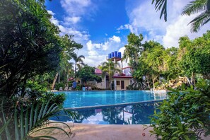 2 outdoor pools - Almira Diving Resort (Panglao)
