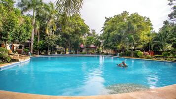 2 piscinas al aire libre
