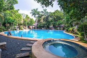 2 albercas al aire libre 