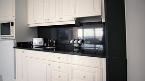 ثلاجة، ميكروويف، فرن، غسالة أطباق