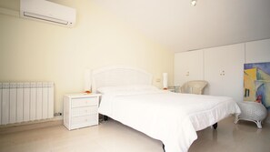 4 bedrooms, iron/ironing board, WiFi