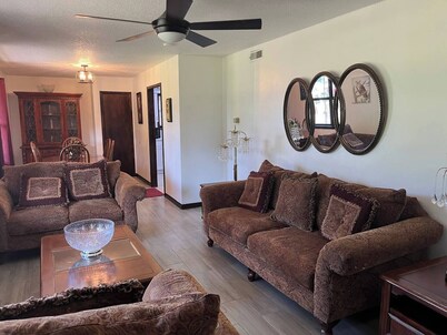 Newly remodeled 3bd 2bath spacious home