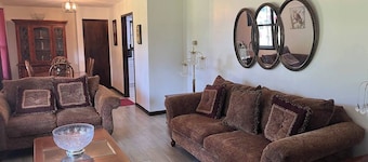 Newly remodeled 3bd 2bath spacious home