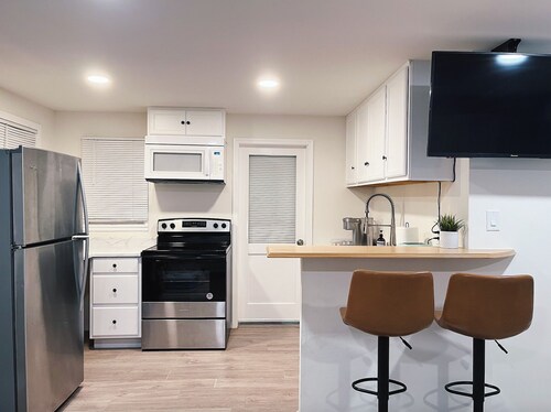 Charming Riverside guesthouse near UCR, Downtown & plazas