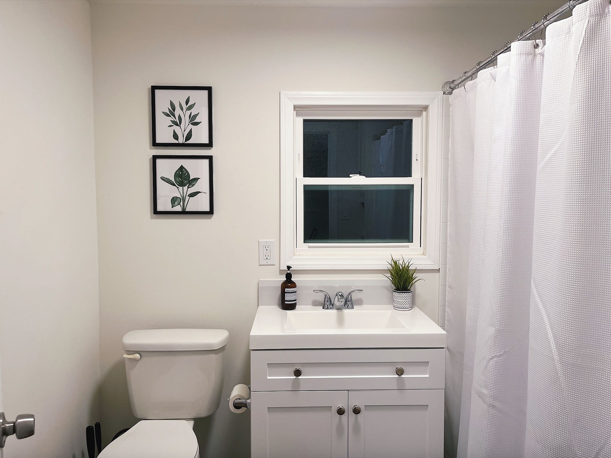 Secadora de cabello, toallas, jabón, papel de baño 