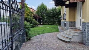 A paved pathway leading to a house with a stone staircase and a small garden area. - VILLA RELAX - Alta Brianza (Veduggio Con Colzano)