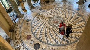 A grand hall with a circular mosaic floor, large columns, and classical statues. - VILLA RELAX - Alta Brianza (Veduggio Con Colzano)