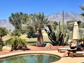 Property grounds - Luxury Palm Springs Villa: Sunset Views on Golf course, private pool & Spa (Cathedral City)
