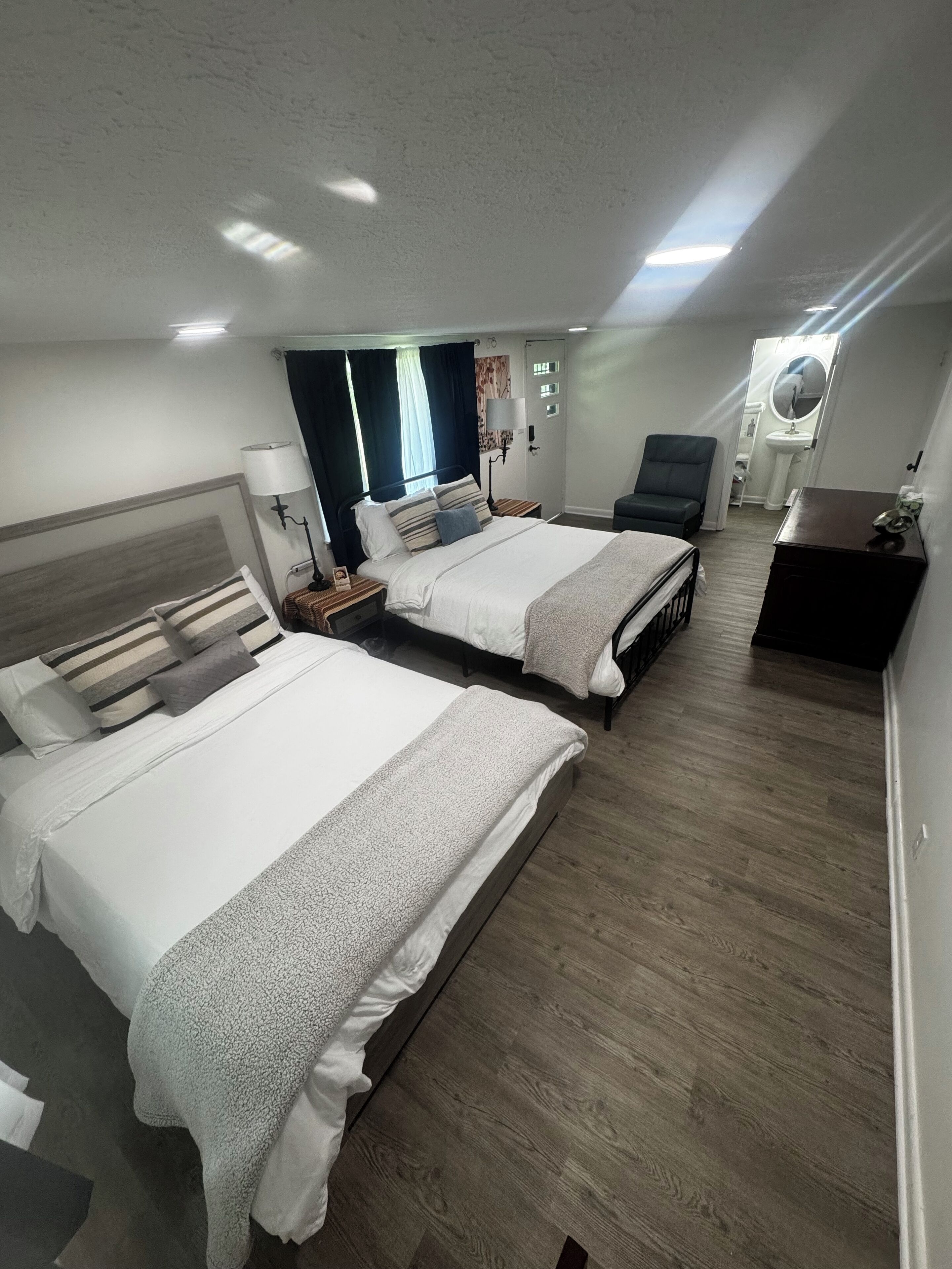 3 habitaciones, tabla de planchar con plancha y wifi gratis 