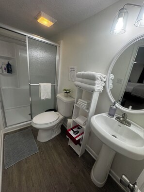 Een douche, een haardroger, handdoeken, zeep
