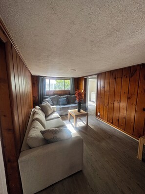 Living area - Charming 3-bedroom house with WiFi and AC in welcoming Nashville (Goodlettsville)