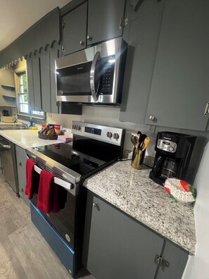 Fridge, microwave, oven, stovetop - Charming 3-bedroom house with WiFi and AC in welcoming Nashville (Goodlettsville)