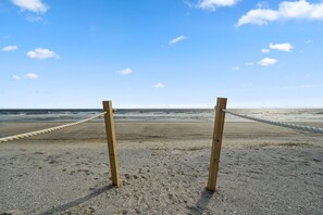 Beach - Escape to Sea-Clusionoki cottage. Roam the coast w/FREE GOLF CART (Oak Island)