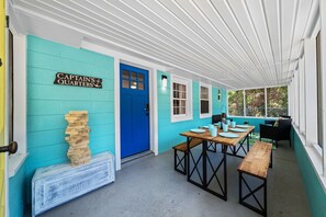 Outdoor dining - Escape to Sea-Clusionoki cottage. Roam the coast w/FREE GOLF CART (Oak Island)