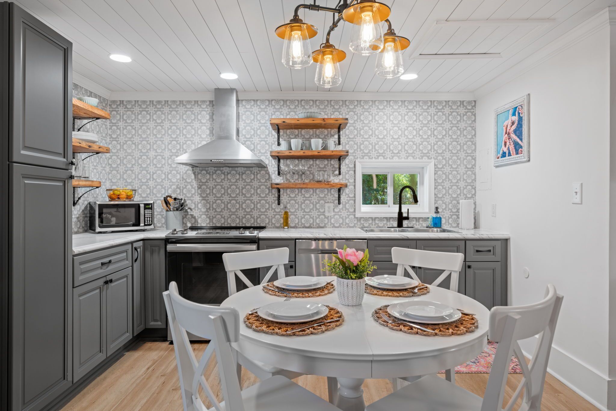 Kjøleskap, mikrobølgeovn, ovn og kokeplater