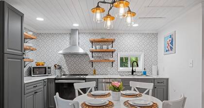 Escape to SeaClusionoki cottage. Golf cart, Dog-friendly!