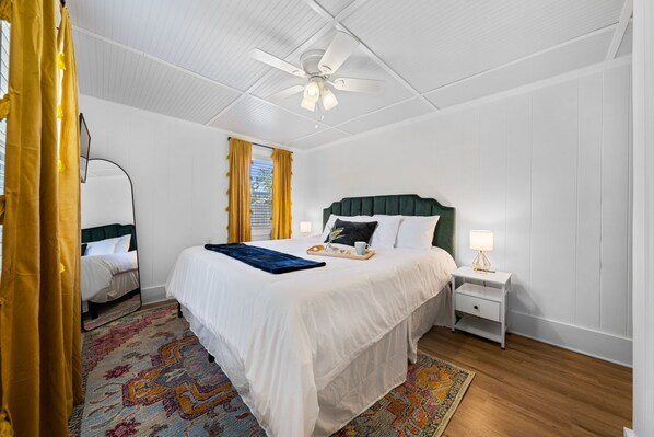 2 chambres, bureau, fer et planche à repasser, lit de bébé portatif