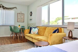 Smart TV - Seabreeze Suite Studio on Hollywood Beach (Hollywood)