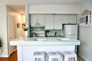 Microwave, oven, stovetop - Seabreeze Suite Studio on Hollywood Beach (Hollywood)