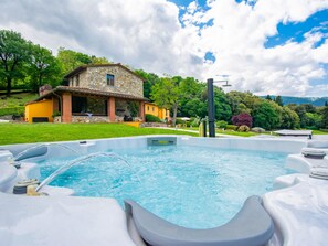 مغطس سبا خارجي