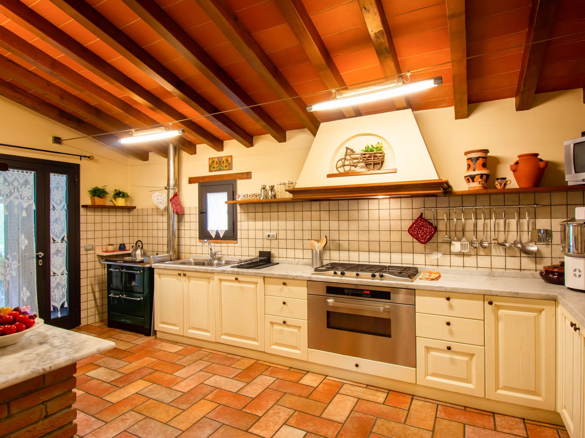 Fridge, microwave, dishwasher, cookware/dishes/utensils