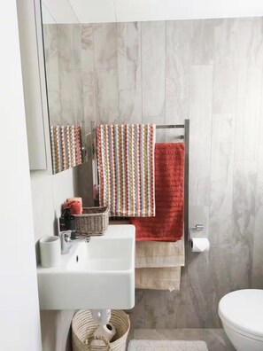 Dutxa, assecador de cabells, tovalloles i sabó