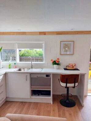 Kühlschrank, Mikrowelle, Geschirrspüler, Wasserkocher