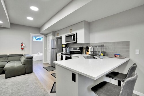 New Stylish 2BDR/3BED/2 FULL BATH/Well Equiped For Remote Work/Games