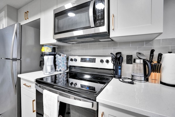 Refrigerador, microondas, horno, placa de cocina