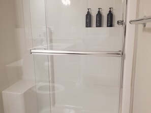 Shower, hair dryer, towels, soap - New Stylish 2BDR/3BED/2 FULL BATH/Well Equiped For Remote Work/Games (Calgary)