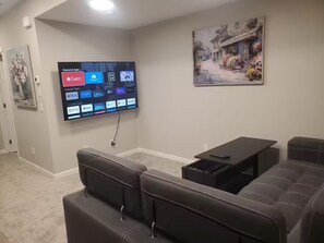 Interior - New Stylish 2BDR/3BED/2 FULL BATH/Well Equiped For Remote Work/Games (Calgary)